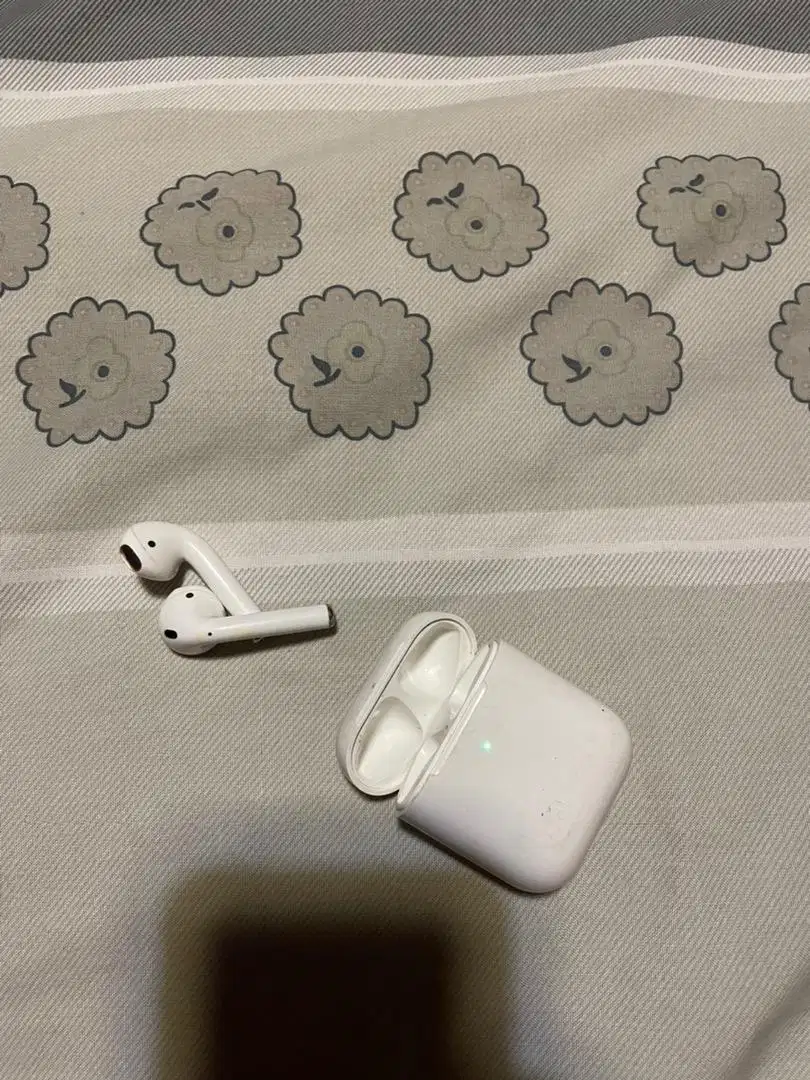 AirPods gen 1 Apple