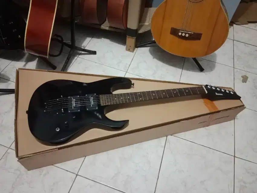 Gitar elektrik pemula hitam