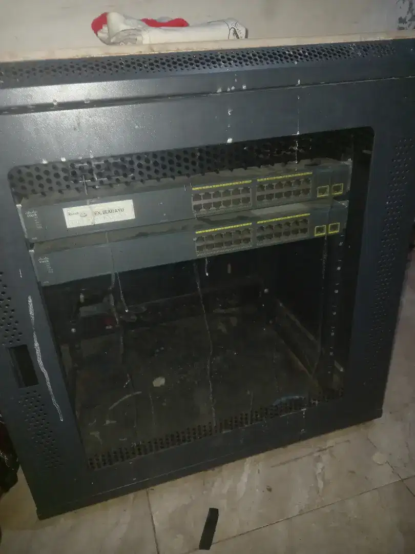 Lemari server dan hub
