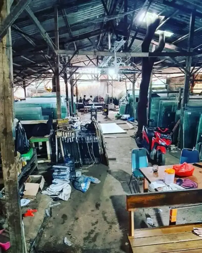 Kaca tempered bekas baik 90% bekas bongkaran partisi kantor