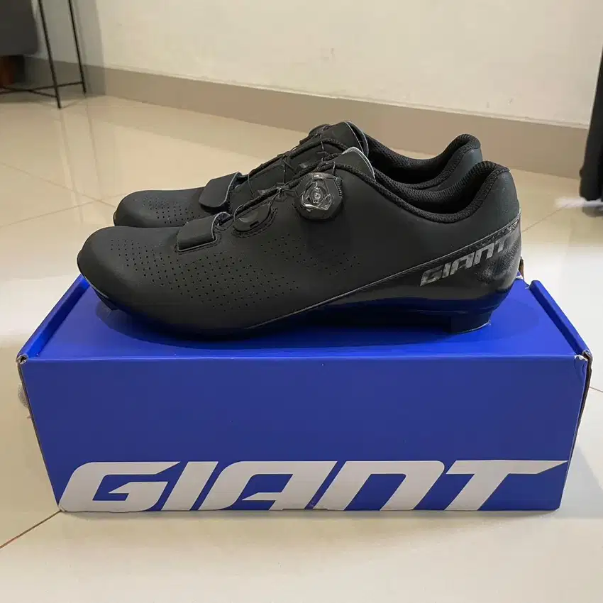 Sepatu Cleat Giant Surge Comp Black