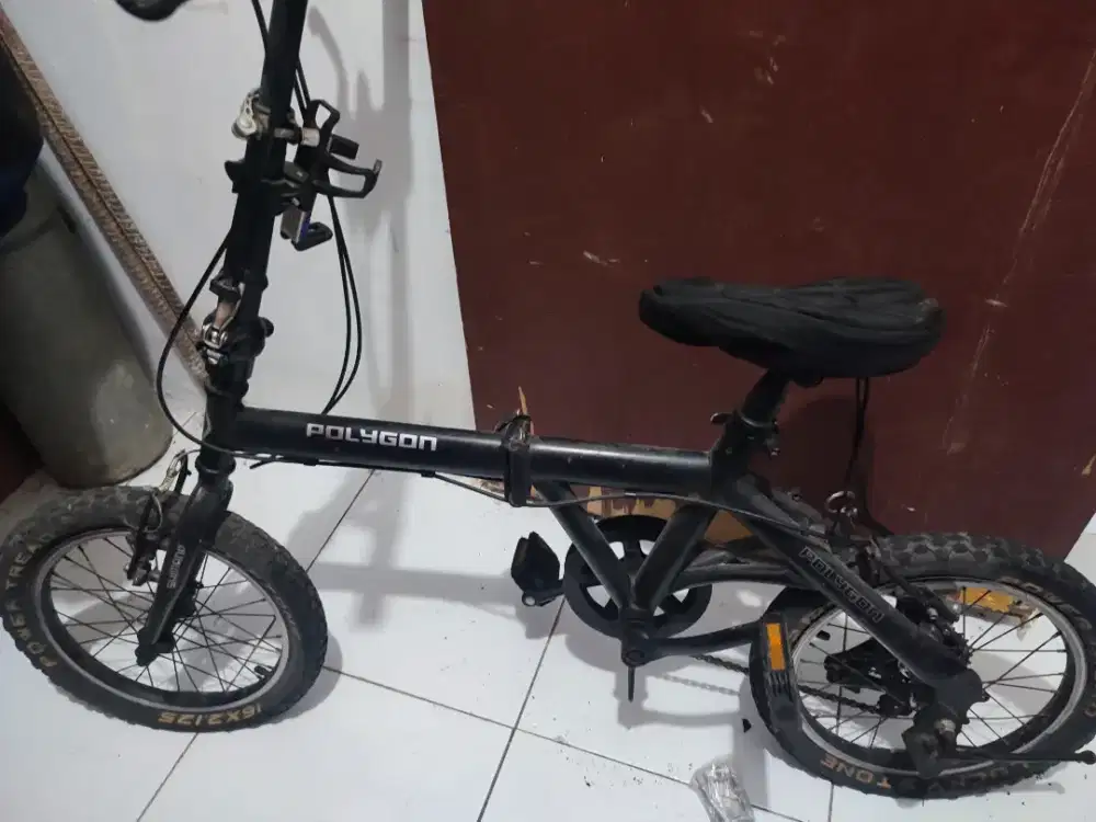 Sepeda lipat warna hitam