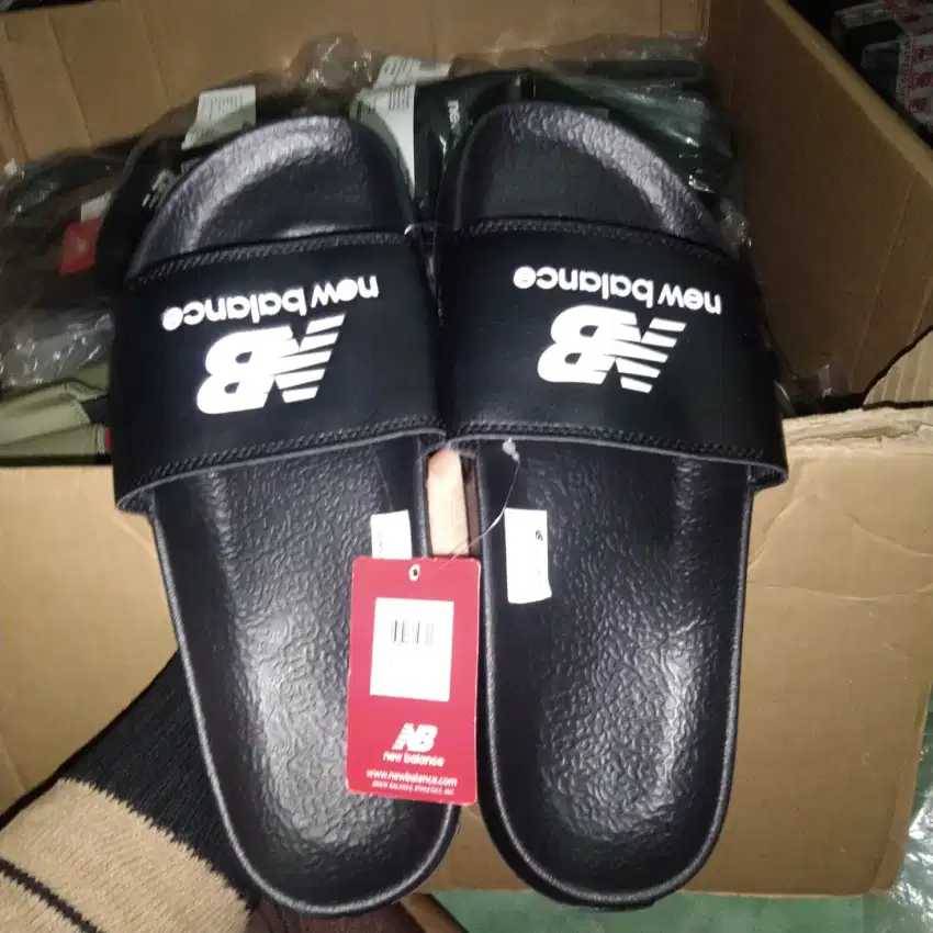 Sendal new balance warna hitam size 41,5 42,5 44