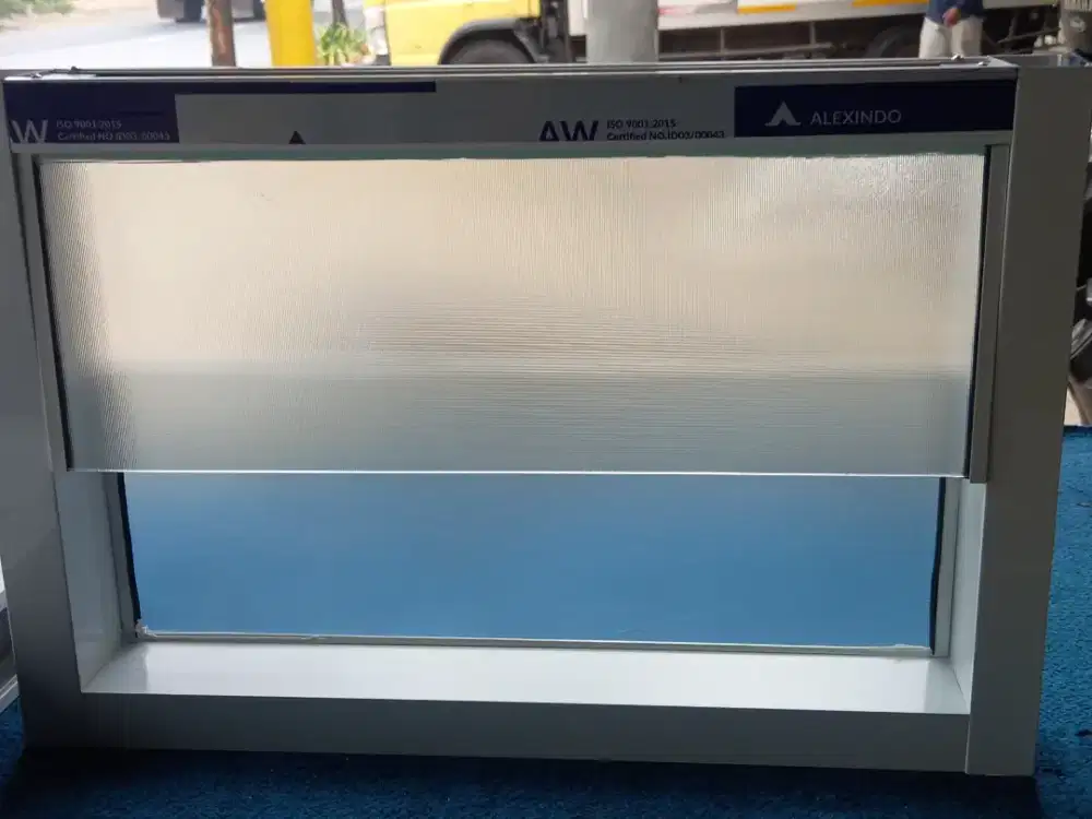 Kusen jendela boven kamar mandi