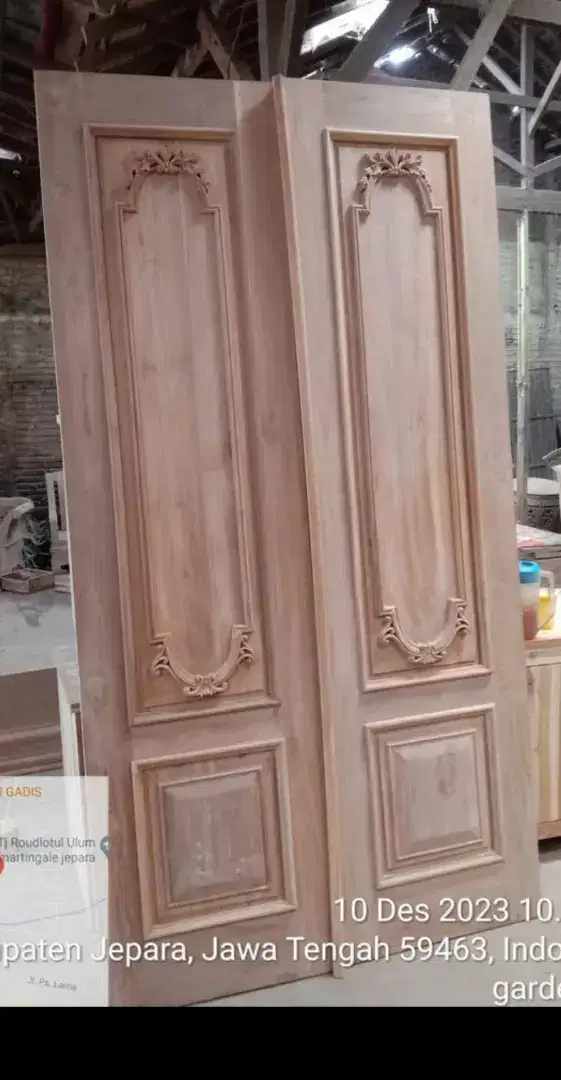 Pintu doble atau swing bahan kayu kamper