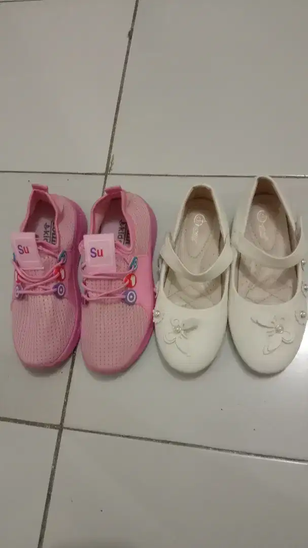 Sepatu anak perempuan