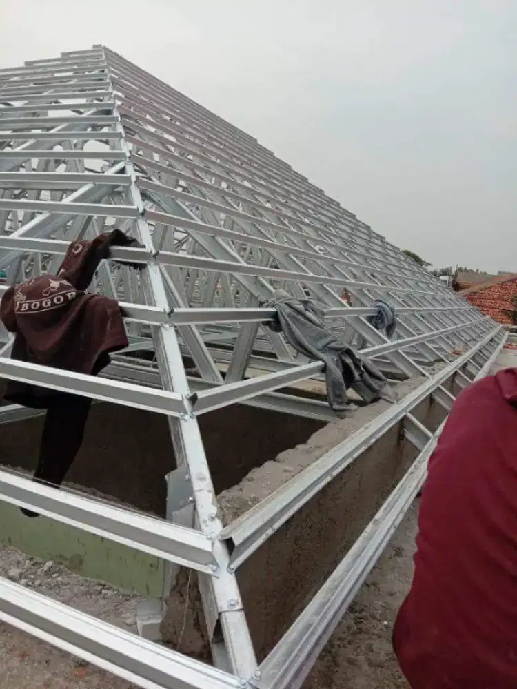 Pemasangan atap baja ringan