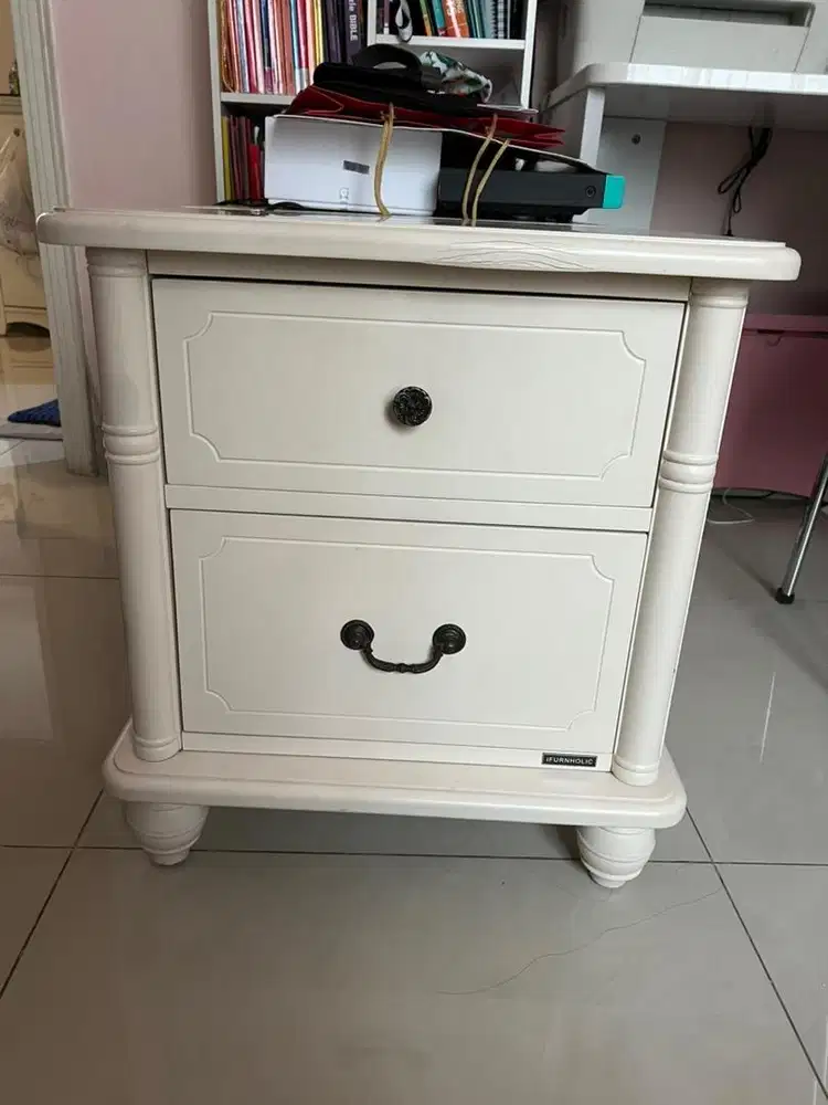 Dijual Bed Side Table