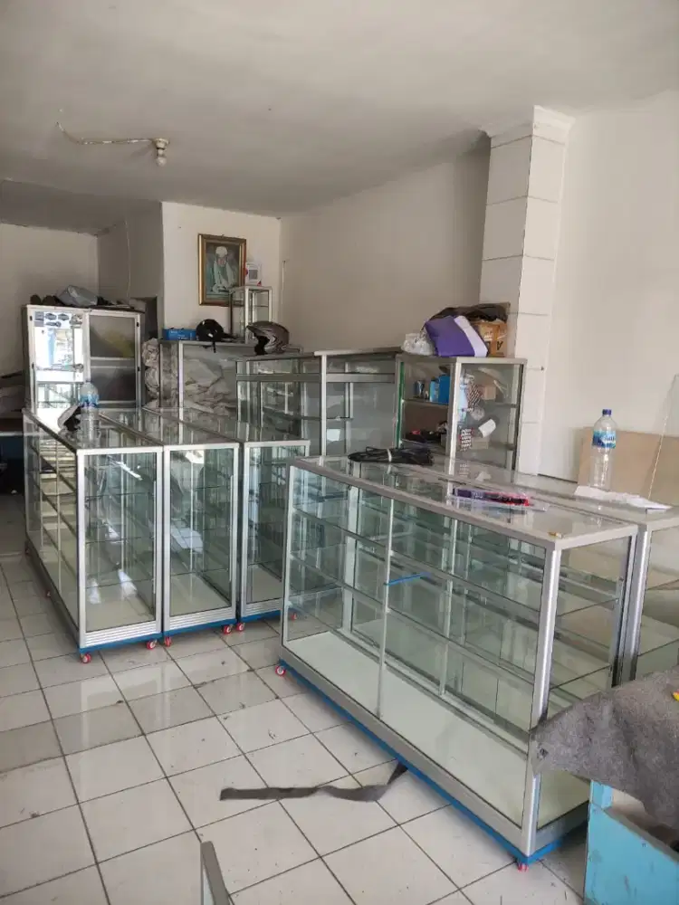 etalase baru ukuran 1,5meter sudah ada rodanya