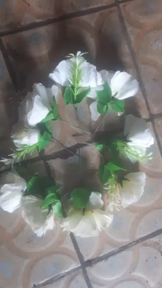 Se paket hiasan dinding bunga2an baru mgkn ada yg tertarik slhkn cpt