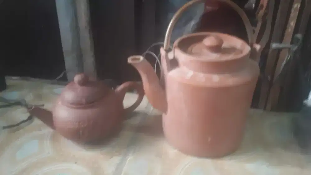 Se psg kendi tanah liat lawas kond utuh mls mgkn ada yg tertarik cpt