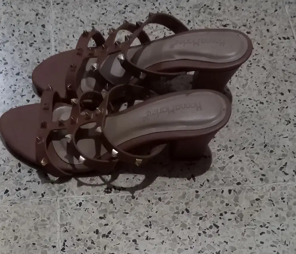 Sandal pesta atau untuk sehari hari