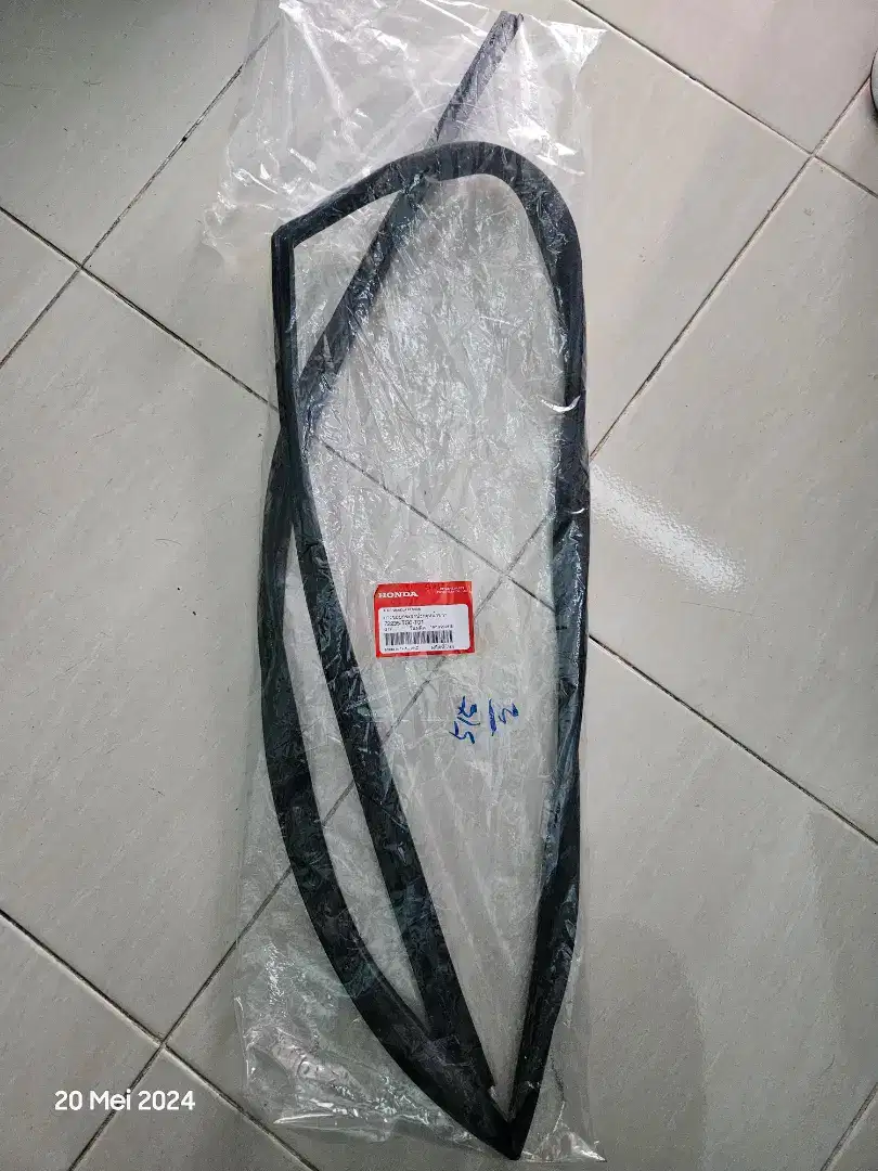 KARET KACA PINTU DEPAN KANAN HONDA JAZZ GE8