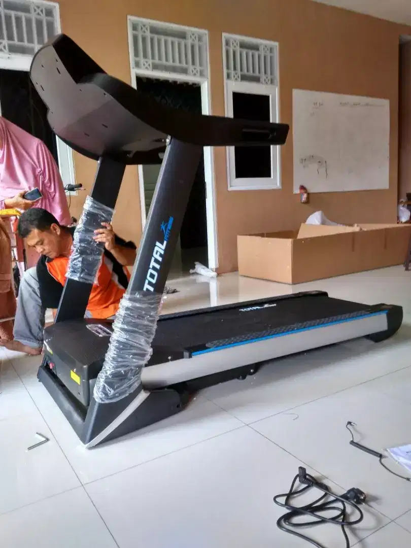 Alat fitnes treadmill elektrik TL 199 hitam