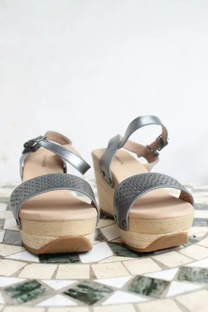Sepatu wedges obermain size 38. Kondisi baru
