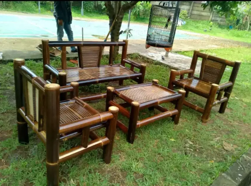 MenjuaL kursi bambu hitam.