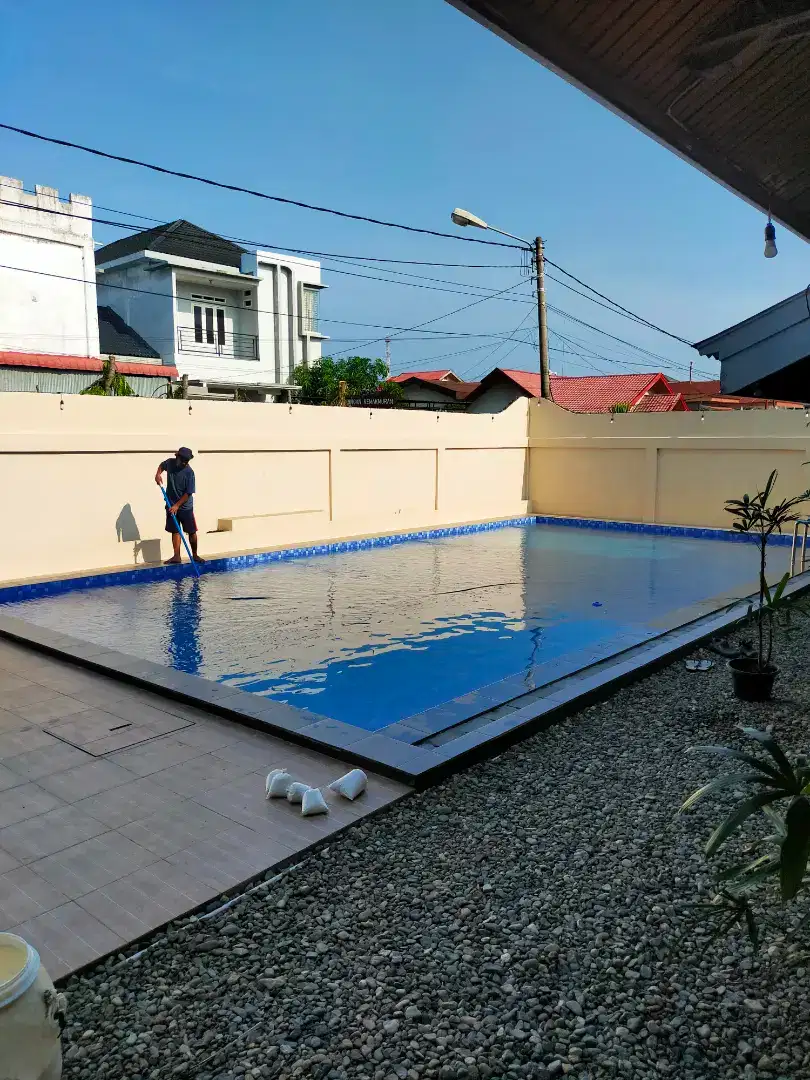 Tukang kolam renang