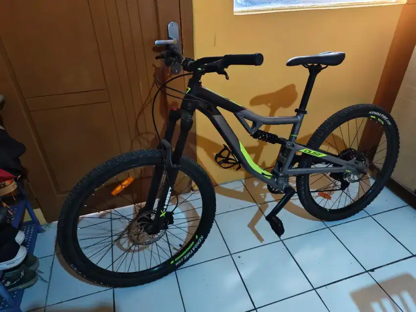 MTB THRILL OUST ELITE T140 SIZE M SEPEDA GUNUNG LIKE NEW