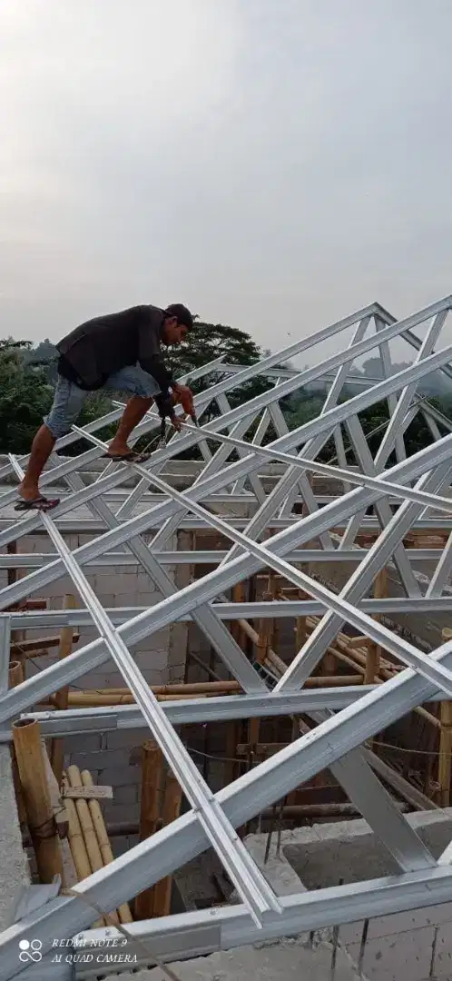 Ahli pemasangan rangka atap baja ringan