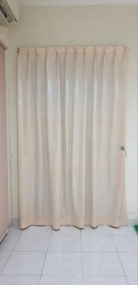 Gorden kamar tidur (cream) Lebar 120 cm tinggi 253 cm, berikut rel nya