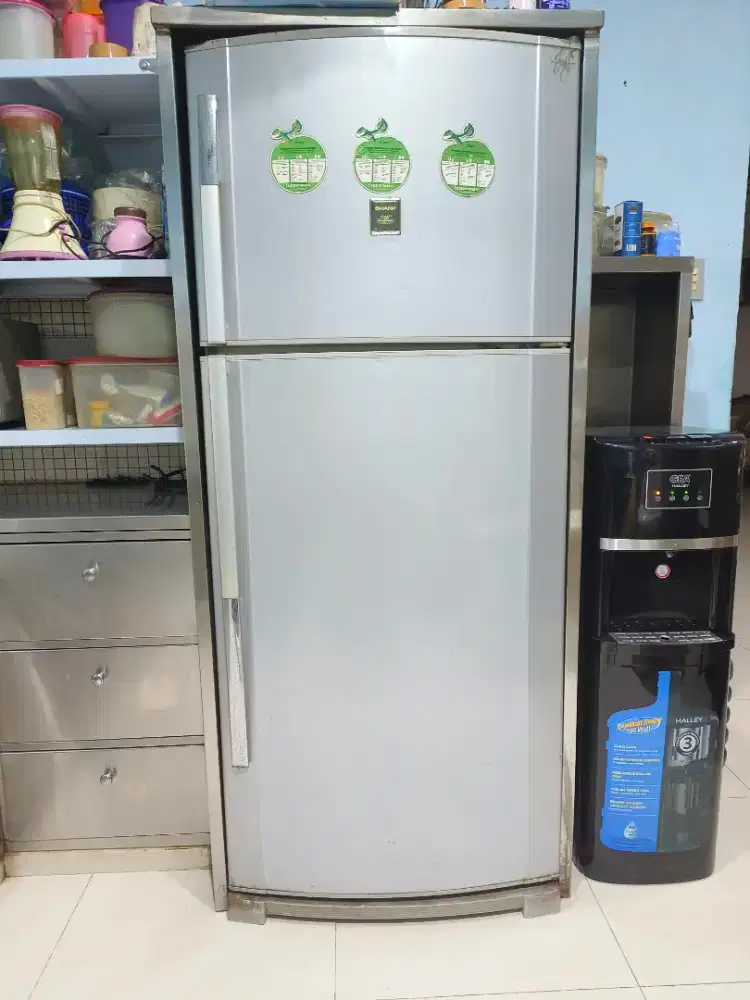 Dijual kulkas jumbo 2 pintu merek sharp nego