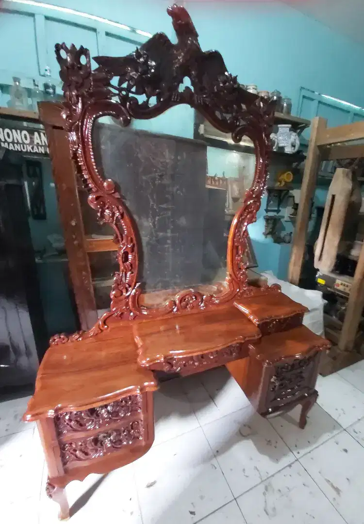 Meja rias mewah kayunya dari jati lawas