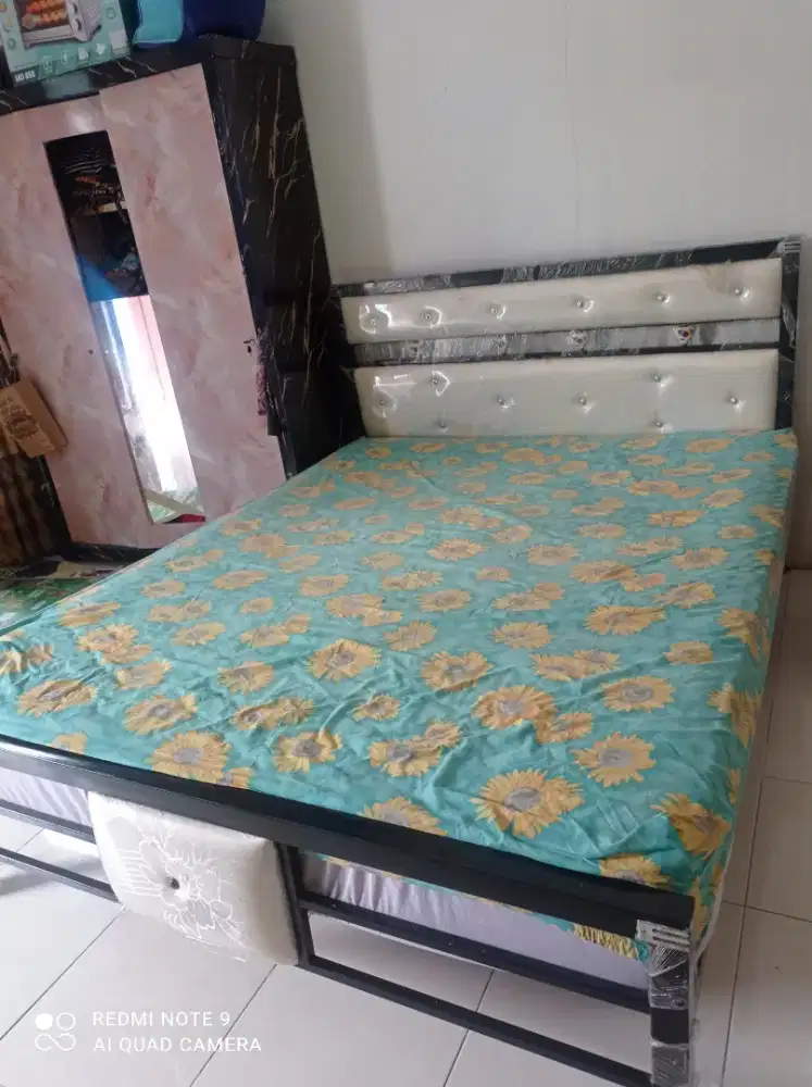 Dipan besi minimalis dan lemari pakaian 3 pintu