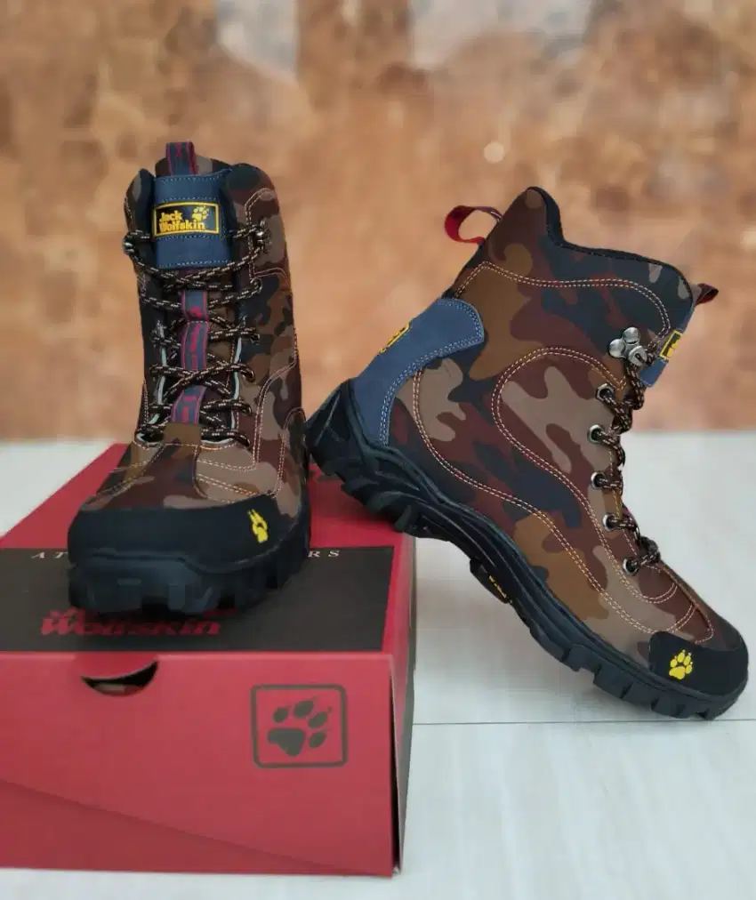 Sepatu gunung hiking outdoor