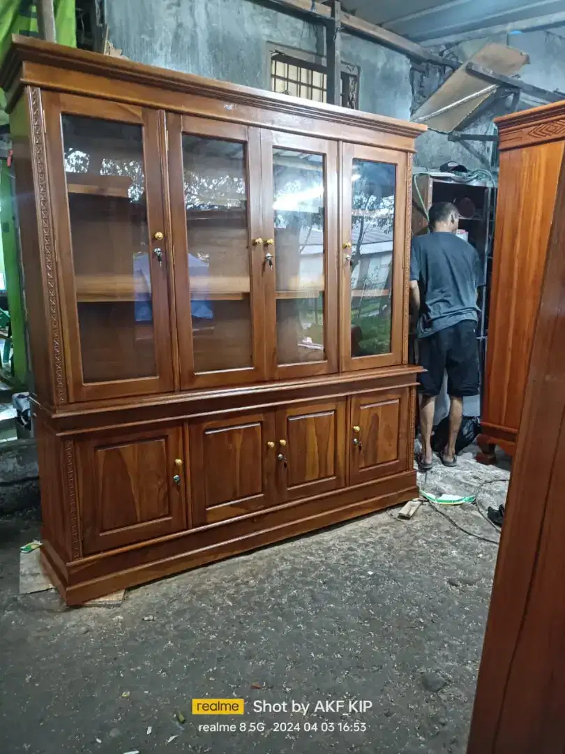 Lemari pajangan pintu 4 jati