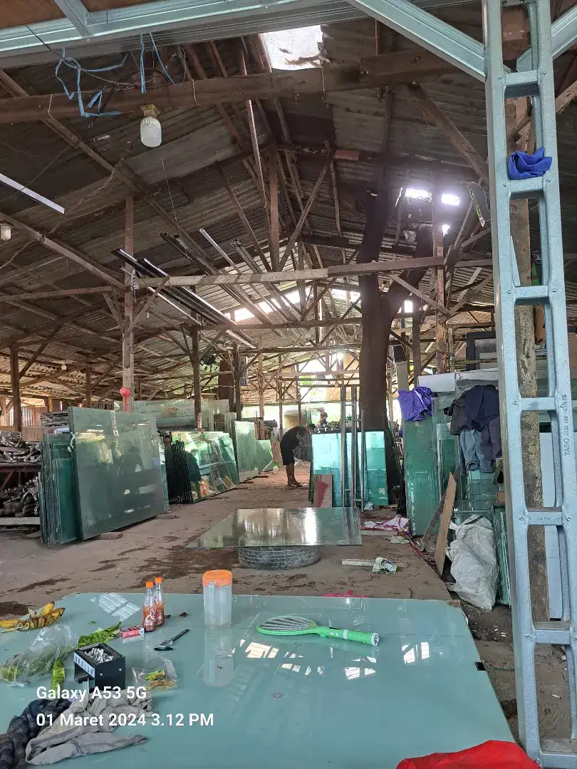 Jual kaca tempered bekas kantor cocok buat ruko stau kanopi