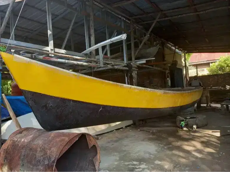 Perahu fiber 5,5 m