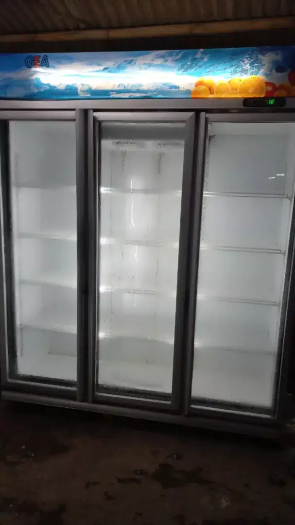 Showcase 3pintu GEA