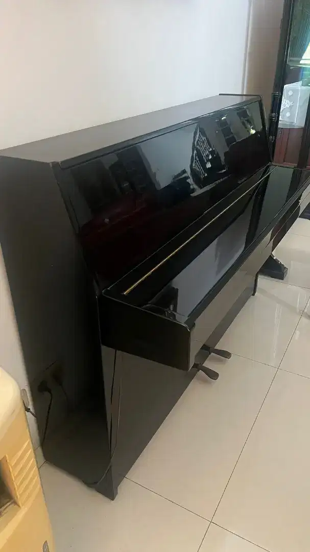 Piano Yamaha LU-80