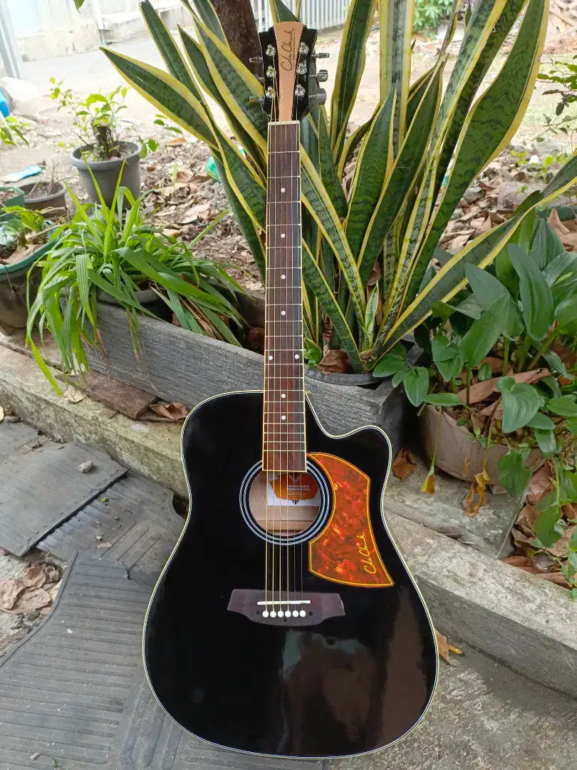 Gitar akustik Premium Cole Clark Hitam Jumbo