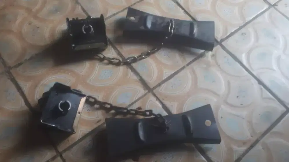 Slhkn plh slh 1 dr besi tempat ban mobil kond normal cpt dpt se lg ada