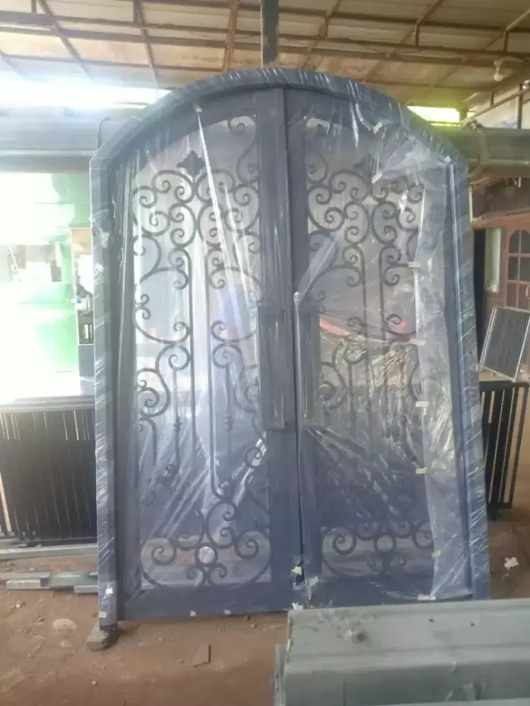 Pintu utama besi klassik