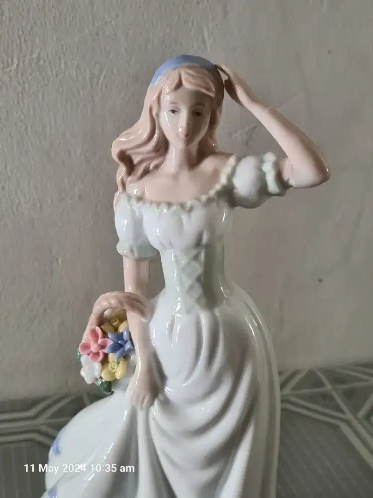 Pajangan Patung Gadis Porcelain Porselen Bucket Bunga Keramik 17cm