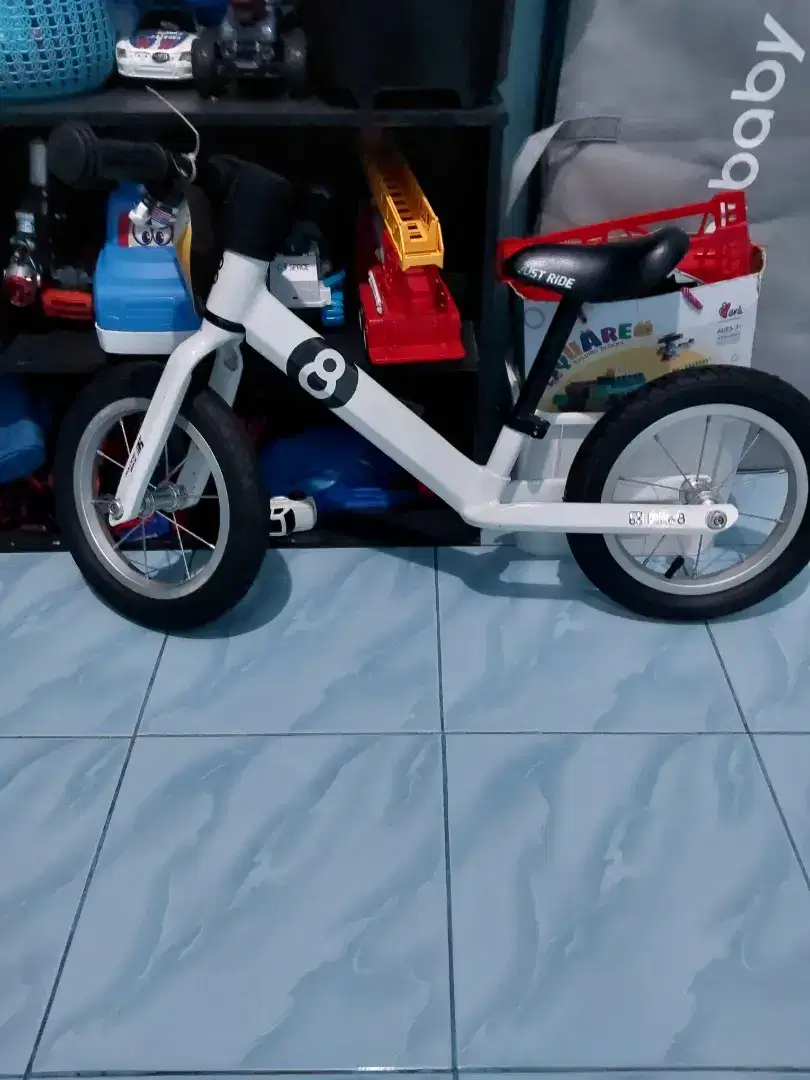 Sepeda balance bike penyeimbang anak bike 8 mulus