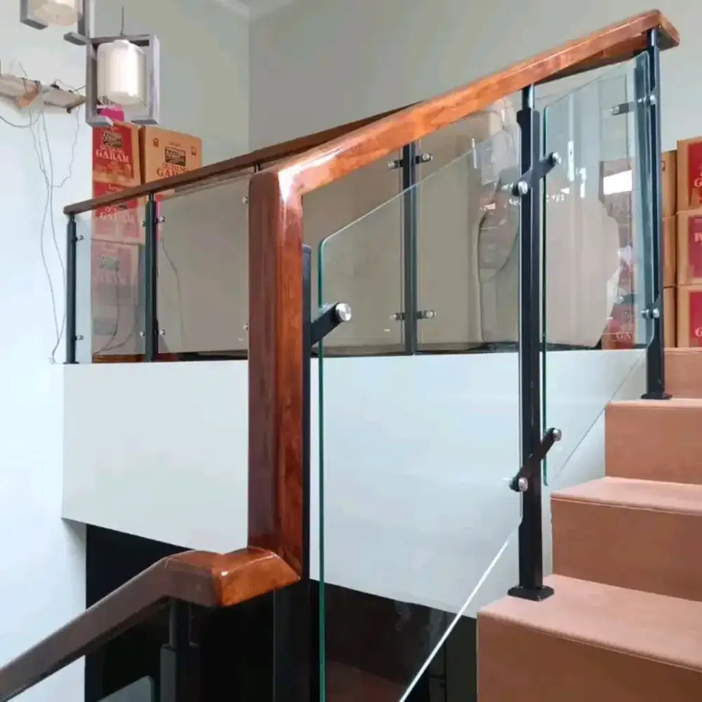 Reling tangga stenlis kaca