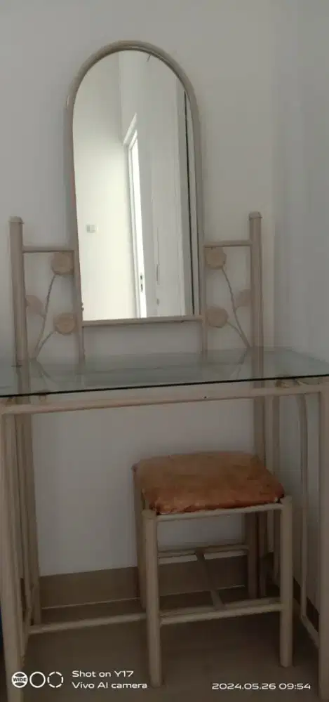 Kursi dan Meja Rias