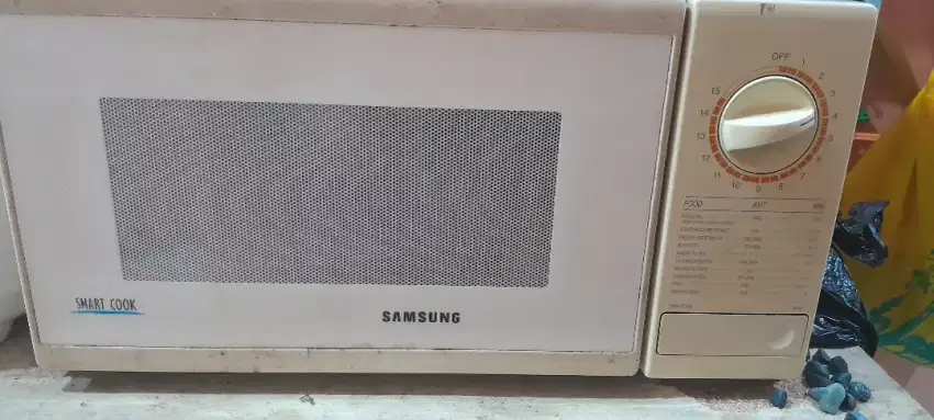 Microwave Samsung masih lengkap dengan piringnya