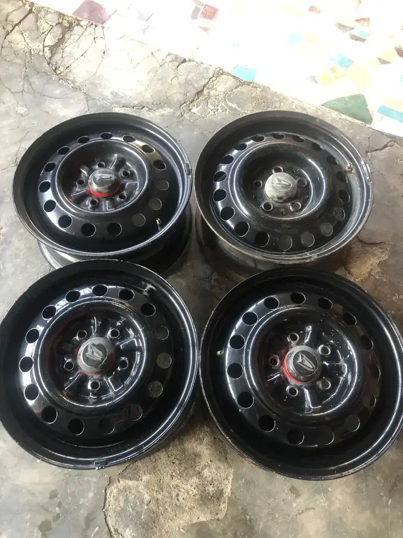 Velg kaleng luxio R15 bekas dipakai di mobil inova