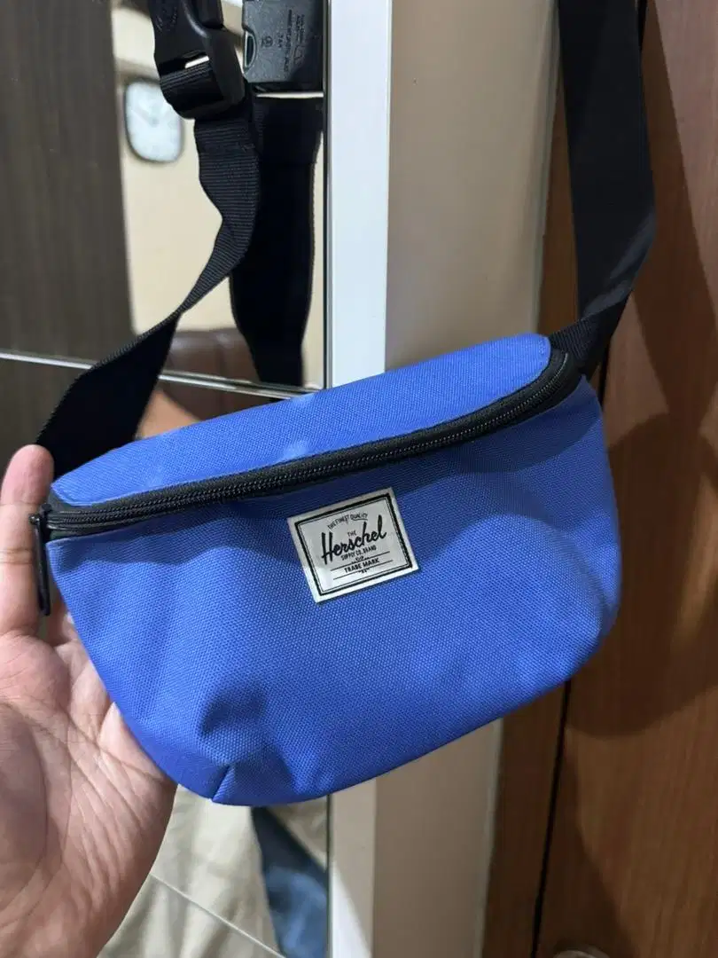 Tas Slempang Merk Herschel warna biru