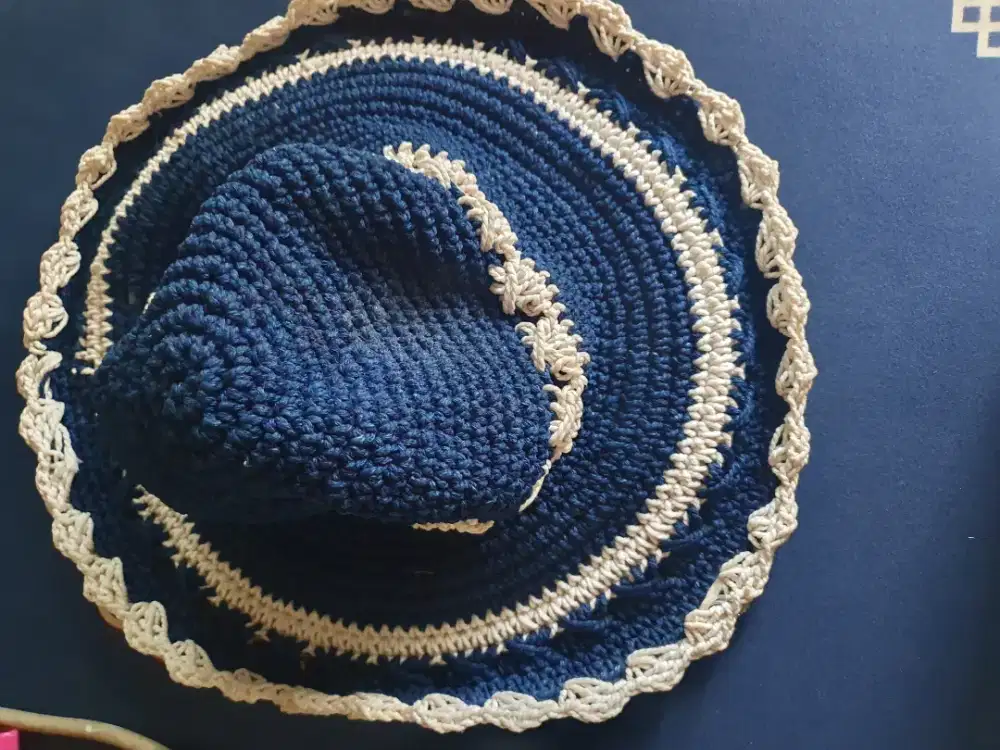 Topi pantai anak cewek rajutan warna biru putih