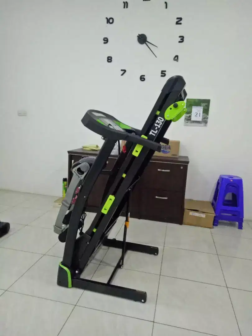 Alat fitnes treadmill elektrik TL 130 hijau