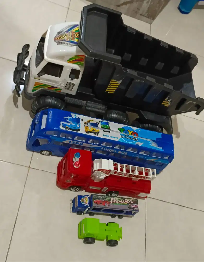 Mobil P50cm L20cm tinggi 20cm + mobilan anak semuanya 5bh seiken 99k