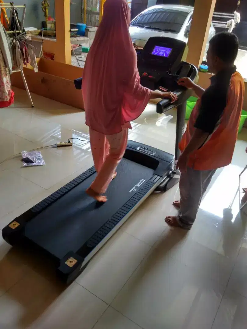 Alat fitnes treadmill elektrik TL 199 hitam