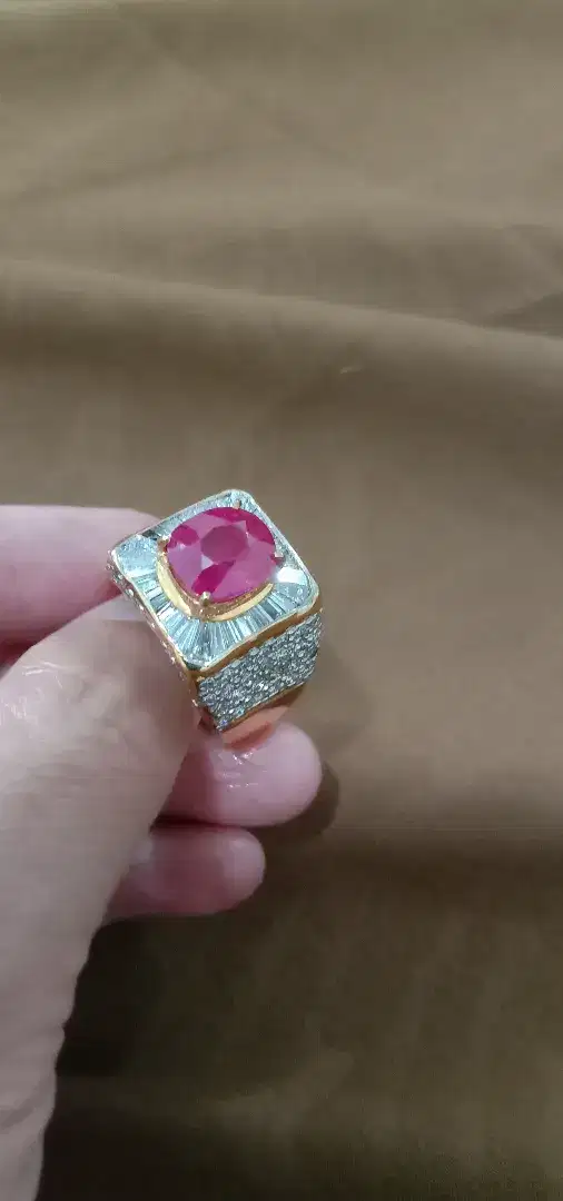 Cincin batu Ruby natural Burma .