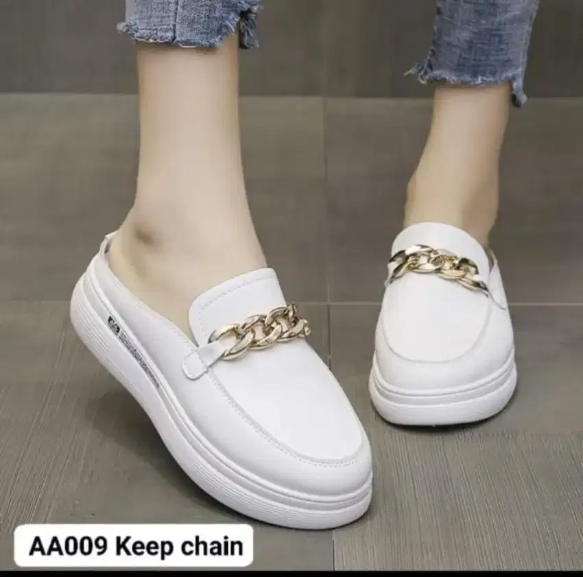 Sepatu kets wanita size 37 model selop warna putih