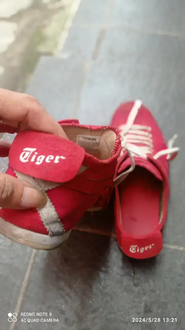 Sepatu Onitsuka Tiger Ukuran 27cm, 9/42.5